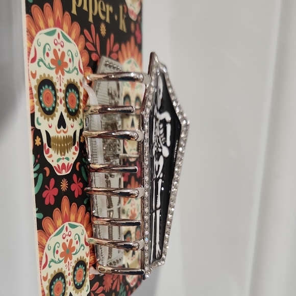 🔹️Piper K 🔹️Halloween Skeleton Coffin Metal Hair Clip Accessory - Picture 3 of 5